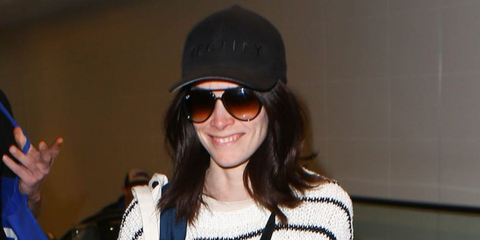 Actress Abigail Spencer was seen wearing tortoiseshell Ray-Ban Cats 5000 RB 4125 710/51 aviator sunglasses at LAX. Shop online now on Pretavoir