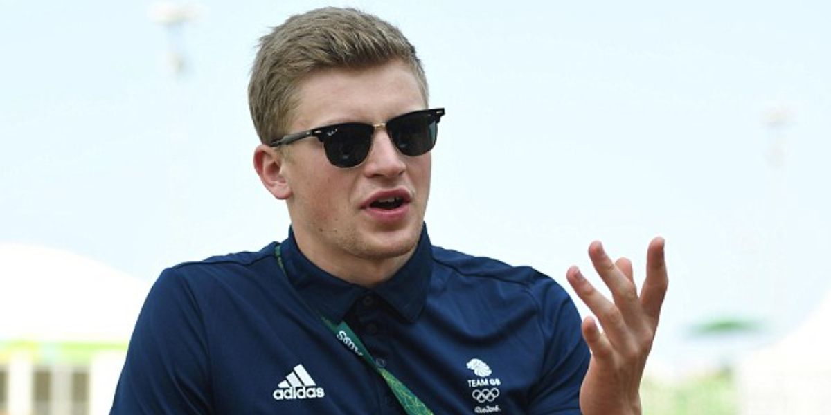 British Olympic swimmer Adam Peaty was seen wearing black Ray-Ban Clubmaster RB 3016 901/58 half-rim sunglasses with Polarised lenses in an interview with Daily Mail
