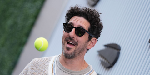 Actor and director Adam Shapiro was seen wearing black Oliver Peoples Cary Grant Sun OV5413SU 1492/3R Polarised sunglasses at the US Open Tennis Championships 2025. Shop online now on Pretavoir