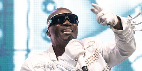 Akon was seen wearing black Oakley Meta Vanguard OW8001 05 Smart Glasses with prizm black lenses onstage during Ne-Yo & Akon: "Nights Like This Tour" in Austin, Texas, August 2026.