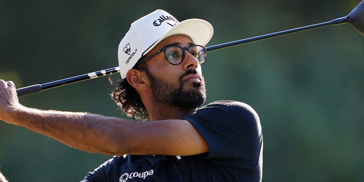 Professional golfer Akshay Bhatia was seen wearing rubber tortoiseshell Ray-Ban RB 7046 5365 optical glasses during the second round of the Sanderson Farms Championship 2025 in Jackson, Mississippi. Shop online now on Pretavoir