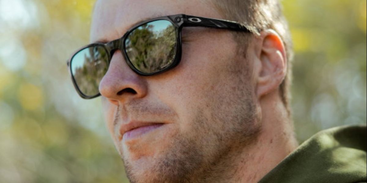 Norwegian alpine ski racer Aleksander Kilde was seen wearing black Oakley Ojector OO9018 04 Prizm Polarised sunglasses.