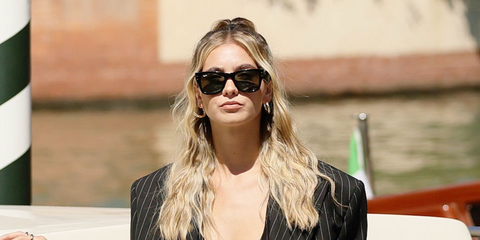 Italian digital creator Alessia Lanza was seen wearing black Ray-Ban Mega Wayfarer RB 0840S 901/31 sunglasses at the Venice Film Festival 2025. Shop online now on Pretavoir
