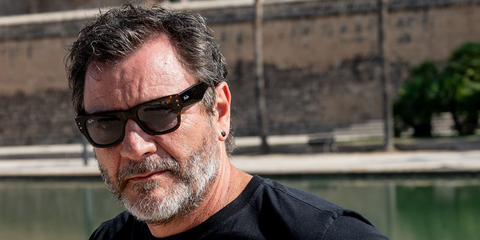 Spanish-German actor Alex Brendemuhl was seen wearing tortoise Ray-Ban Mega Wayfarer RB 0840S 902/1A sunglasses with violet lenses at the Atlanida Mallorca Film Festival 2026.