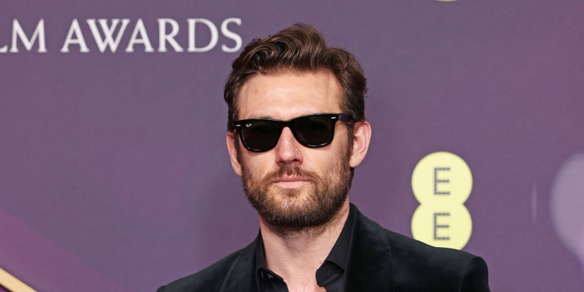 Actor Alex Pettyfer was seen wearing the iconic Ray-Ban Wayfarer 2140 901 Black sunglasses at the 2025 EE BAFTA Film Awards in London. Shop online now on Pretavoir