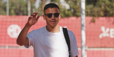 Chilean footballer Alexis Sanchez was seen wearing the iconic Ray-Ban Clubmaster 3016 W0365 Black sunglasses in his Instagram post, March 2025.
