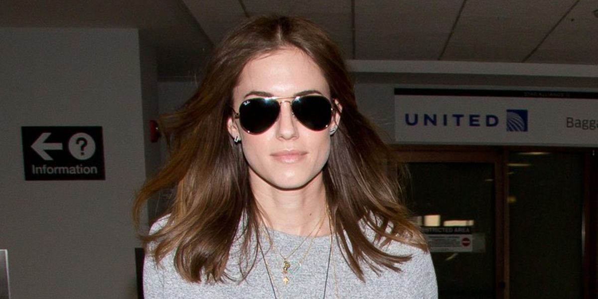 Allison Williams was seen wearing the iconic Ray-Ban Aviator RB 3025 181 sunglasses