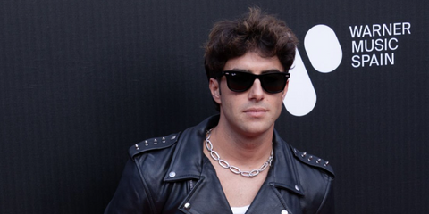 Spanish singer Alvaro de Luna was seen wearing the iconic Ray-Ban Wayfarer 2140 901 Black sunglasses at the DRO 40th Anniversary photocall in Madrid, May 2023. Shop online now on Pretavoir