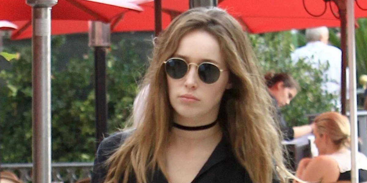 Australian actress Alycia Debnam-Carey was seen wearing gold Ray-Ban Round Metal 3447 001 sunglasses 