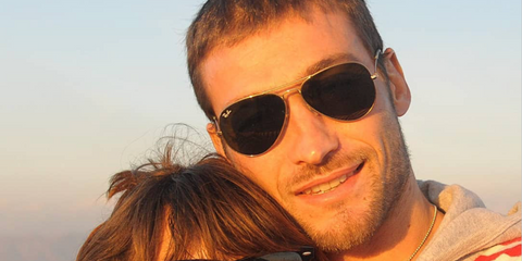 The late Welsh actor Andy Whitfield was seen wearing Ray-Ban Aviator RB 3025 001 sunglasses in a loving memory social media post.