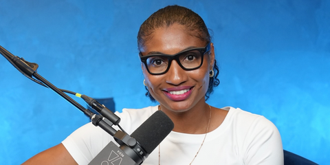 WNBA star Angel McCoughtry was seen wearing matte black Ray-Ban Meta Wayfarer RW4008 601S/1M Photochromic Smart Glasses in her Instagram post, June 2025. Shop online now on Pretavoir