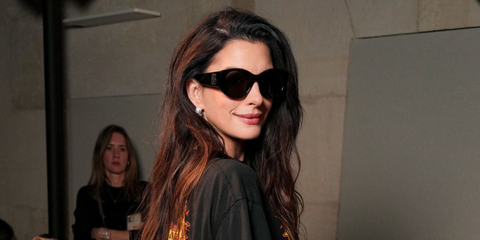 Anne Hathaway was seen wearing black Balenciaga BB0455S 004 sunglasses at the Balenciaga Spring/Summer 2026 fashion show during Paris Fashion Week. Shop online now on Pretavoir