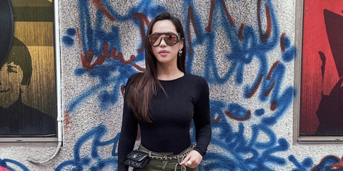 Singaporean entrepreneur and socialite Arissa Cheo was seen wearing black Loewe x Paula's Ibiza LW40108I 01C sunglasses with Silver Mirror lenses in her Instagram post