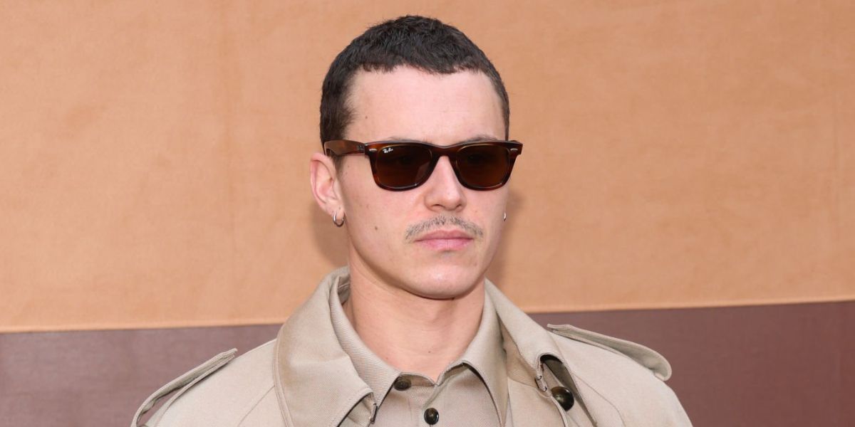 Spanish actor Aron Piper was seen wearing tortoiseshell Ray-Ban Wayfarer 2140 954 sunglasses with brown lenses at the Tod's Fall/Winter 2025 fashion show during Milan Fashion Week.