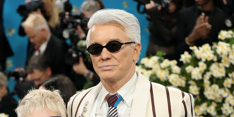 Australian filmmaker and producer Baz Luhrmann was seen wearing black Miu Miu MU 04ZS 1AB5S0 oval sunglasses at the Met Gala 2025. Shop online now on Pretavoir