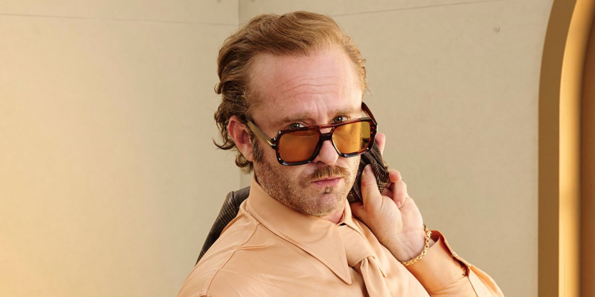 Actor Ben Foster was seen wearing tortoiseshell David Beckham DB 7151/S EX4HO aviator sunglasses with yellow lenses at the Toronto International Film Festival 2025. Shop online now on Pretavoir
