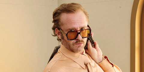 Actor Ben Foster was seen wearing tortoiseshell David Beckham DB 7151/S EX4HO aviator sunglasses with yellow lenses at the Toronto International Film Festival 2025. Shop online now on Pretavoir