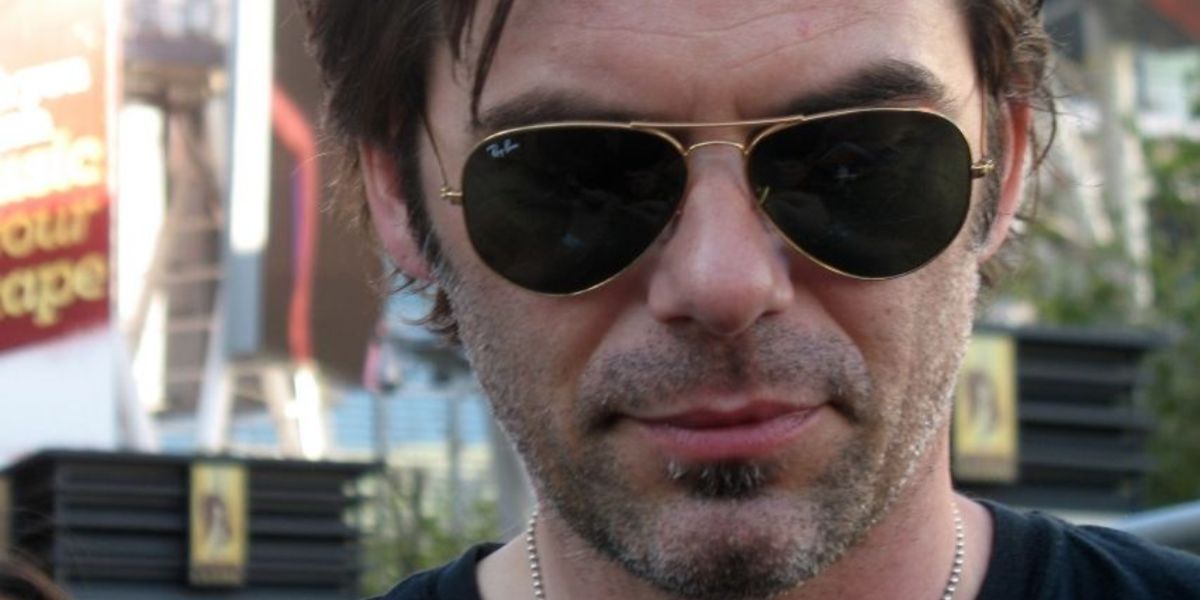 Twilight actor Billy Burke was seen wearing gold Ray-Ban Aviator RB 3025 181 sunglasses in 2010. Shop online now on Pretavoir