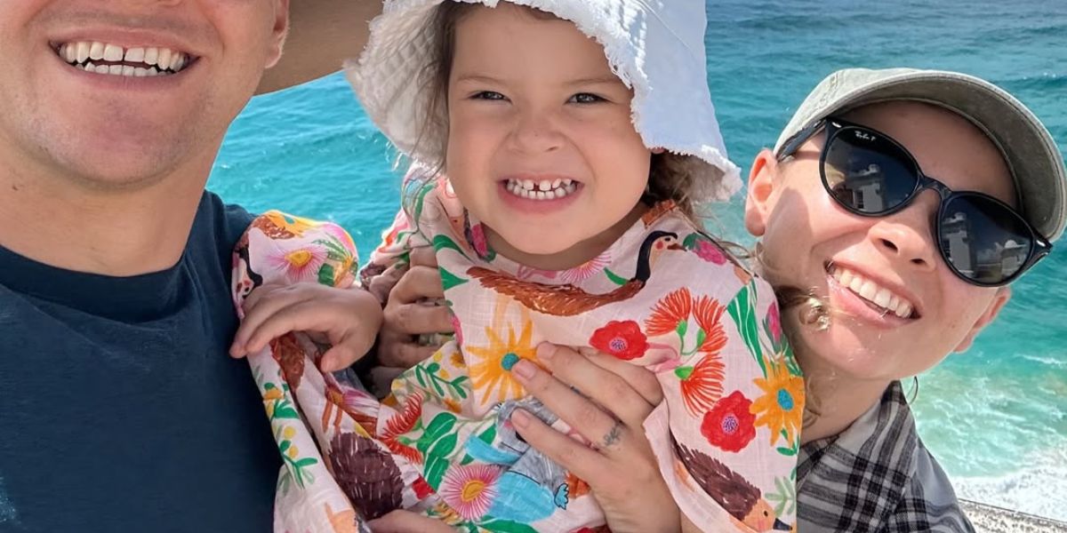 Australian television personality and wildlife conservationist Bindi Irwin (Steve Irwin's daughter) was seen wearing black Ray-Ban RB 4305 601/9A Polarised sunglasses in her Instagram post, March 2025. Shop online now on Pretavoir