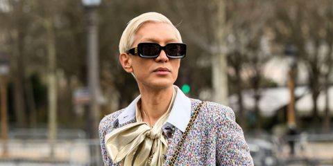 Fashion influencer Bryanboy was seen wearing black Loewe Anagram LW40101I 01A rectangular sunglasses to attend the Chanel Haute Couture Spring/Summer 2025 fashion show during Paris Couture Week. Shop online now on Pretavoir