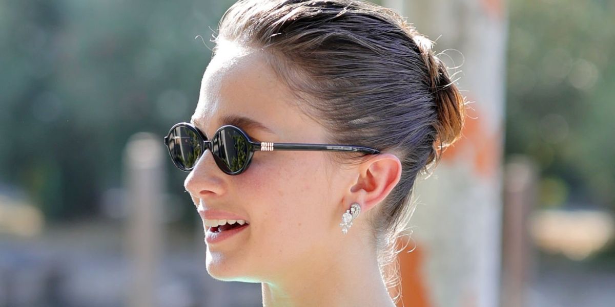 Actress Cailee Spaeny was seen wearing black Miu Miu MU 04ZS 1AB5S0 oval sunglasses at the Venice Film Festival 2024. Shop online now on Pretavoir