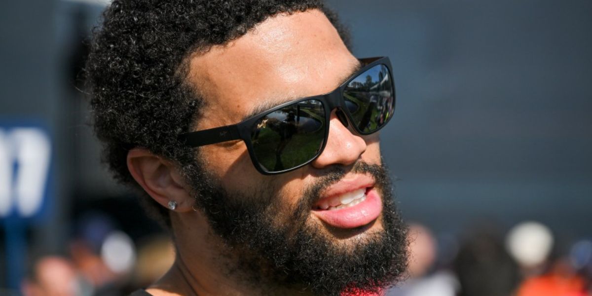 Caleb Williams was seen wearing black Maui Jim Red Sands 432 2M sunglasses with dark grey lenses. Buy online on Pretavoir