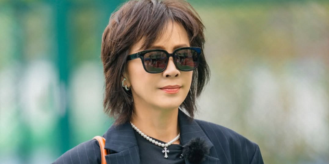 Hong Kong actress Carina Lau was seen wearing black Saint Laurent SL M40 001 sunglasses in her Instagram post, October 2025. Shop online now on Pretavoir