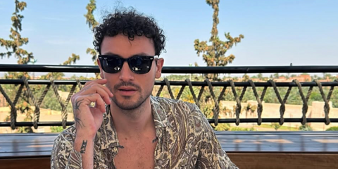 Italian singer Carl Brave was seen wearing the iconic Ray-Ban Wayfarer 2140 901 Black sunglasses in his Instagram post, October 2024. Shop online now on Pretavoir