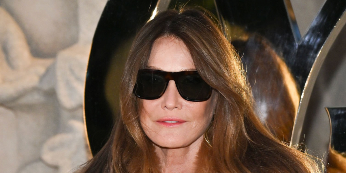 Carla Bruni was seen wearing tortoiseshell Saint Laurent Sun SL 558 012 sunglasses at the Saint Laurent Spring/Summer 2026 fashion show during Paris Fashion Week. Shop online now on Pretavoir