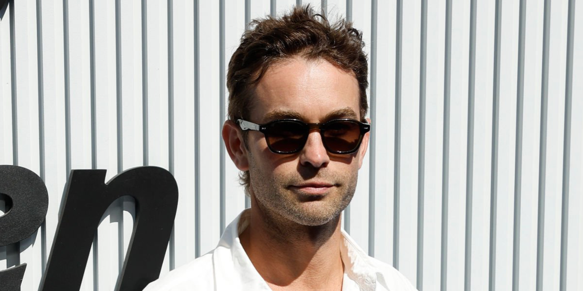 Chace Crawford was seen wearing black Oliver Peoples Eyles OV5580SU 1731/GN sunglasses with brown gradient Polarised lenses at the US Open 2025. Shop online now on Pretavoir