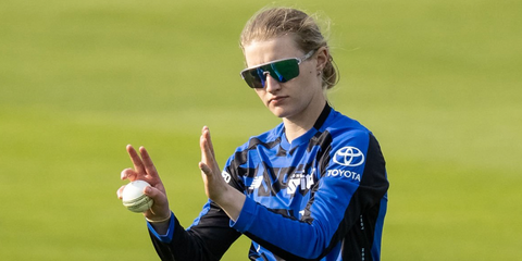 Cricketer Charlie Dean of England National Team was seen wearing transparent Oakley Corridor Sq OO9415 05 Prizm sunglasses during the The Hundred match between London Spirit Women and Oval Invincibles Women in London, August 2025. Shop online now on Pretavoir
