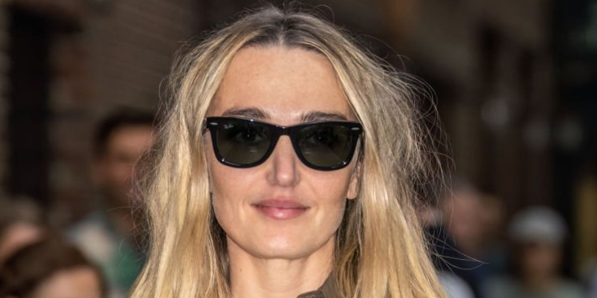 Saturday Night Live star Chloe Fineman was seen wearing the iconic Ray-Ban Wayfarer 2140 901 Black sunglasses while arriving to "The Late Show With Stephen Colbert" studio in New York City