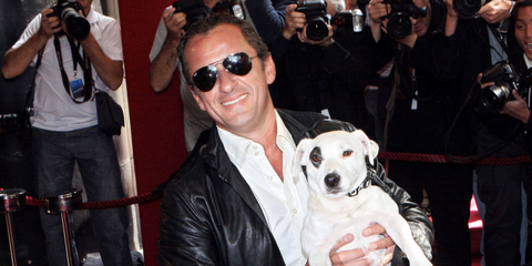 French television presenter Christophe Dechavanne was seen wearing Ray-Ban Aviator RB 3025 W0879 Gunmetal/Green sunglasses in Paris. Shop online now on Pretavoir