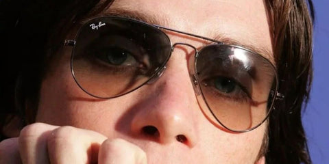 Young Cillian Murphy is seen wearing a pair of black Ray-Ban Aviator Large Metal RB 3025 002/51 sunglasses with brown gradient lenses
