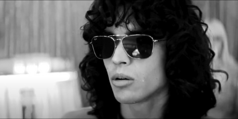 Conan Gray was seen wearing gold Ray-Ban Caravan Reverse RB R0102S 001/VR sunglasses in his 2024 music video "Lonely Dancers" (Tasty Dance Remix). Shop online now on Pretavoir