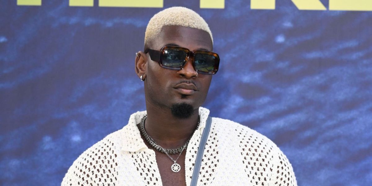 Television personality Dami Hope of Love Island (2022) was seen wearing tortoiseshell Loewe x Paula's Ibiza LW40064U 53V sunglasses with blue lenses at the special fan screening of Meg 2: The Trench in London, August 2023.