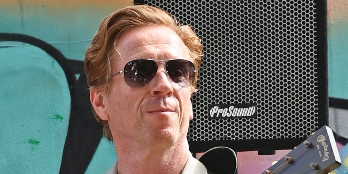 British actor and musician Damian Lewis was seen wearing silver Ray-Ban RB 3449 003/8G sunglasses with grey gradient lenses onstage at the Sir Hubert Von Herkomer Arts Foundation (HVH Arts) Summer Exhibition in London, September 2023. Shop online now on Pretavoir