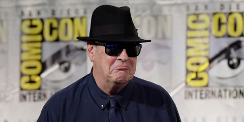 Actor and comedian Dan Aykroyd was seen wearing black Oakley Holbrook OO9102 E8 sunglasses with grey lenses at the Comic Con 2025 in San Diego. Shop online now on Pretavoir