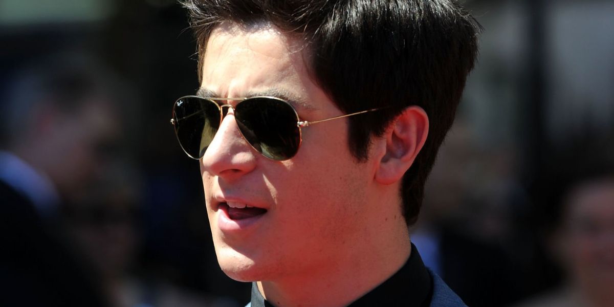Actor David Henrie was seen wearing the iconic Ray-Ban Aviator RB 3025 181 sunglasses at the Creative Art Emmy Awards 2010. Shop online now on Pretavoir