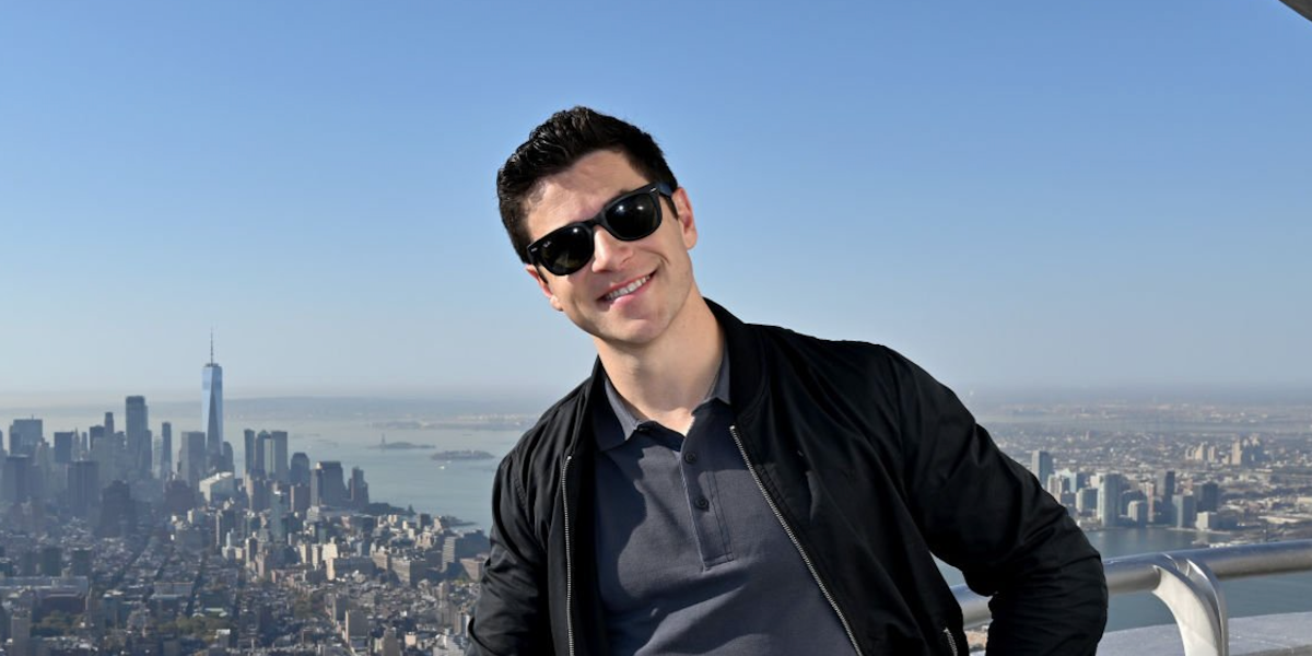 Actor David Henrie was seen wearing the iconic Ray-Ban Wayfarer 2140 901 Black sunglasses in New York City, October 2024. Shop online now on Pretavoir