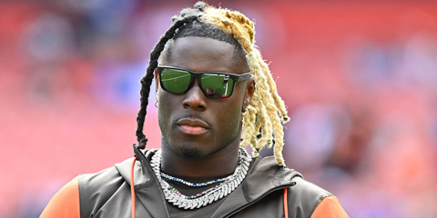 American football player David Njoku of the Cleveland Browns was seen wearing black Oakley Holbrook XL OO9417 16 sunglasses before the game against the New York Giants in September 2024.