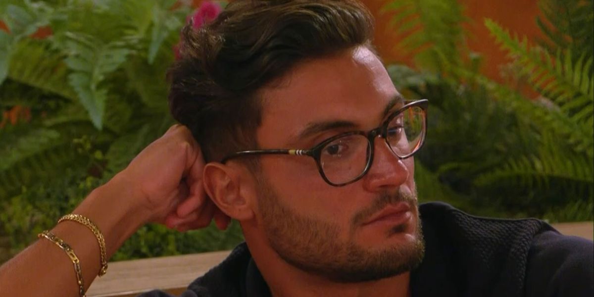 David Sanclimenti is wearing Burberry BE2205 3001 on Love Island