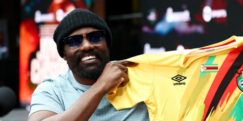 Boxer Derek Chisora was seen wearing Ray-Ban Mega Clubmaster RB 0316S 1316/3M half-rim sunglasses with blue gradient lenses at the Queensberry Media Day in London, May 2024. Shop online now on Pretavoir