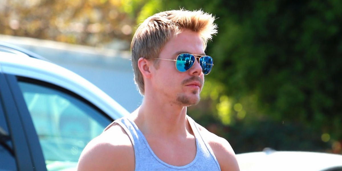 Dancer and choreographer Derek Hough was seen wearing Ray-Ban Aviator 3025 112/17 Blue Flash Mirror sunglasses.
