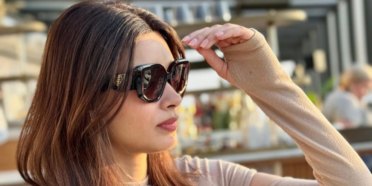 Bollywood actress Diana Penty was seen wearing dark tortoiseshell Prada PR 14ZS 2AU6S1 sunglasses in her Instagram post, January 2024. Shop online now on Pretavoir