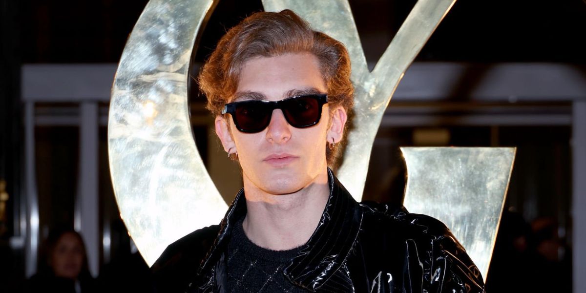 Italian actor Domenico Cuomo was seen wearing black Saint Laurent Sun SL 564 006 sunglasses at the Saint Laurent Menswear Fall/Winter 2023 fashion show during Paris Men's Fashion Week. Shop online now on Pretavoir