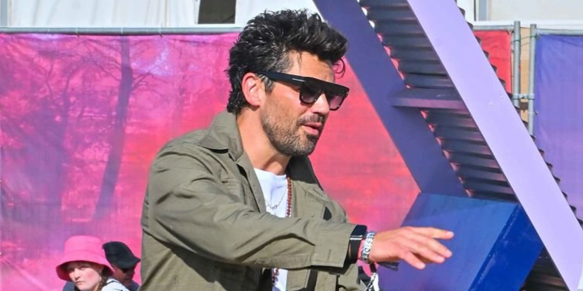 Dominic Cooper was seen wearing black Tom Ford Renee TF847 01B square sunglasses at the Glastonbury Festival 2025. Shop online now on Pretavoir