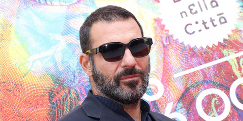 Italian actor Edoardo Leo was seen wearing black Ferrari Scuderia FH2016D 737/48 Polarised sunglasses at the "2 Cuori e 2 Capanne" photocall during the 23rd Alice Nella Città in Rome, October 2025. Shop online now on Pretavoir