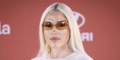 Venezuelan-American singer Elena Rose was seen wearing Miu Miu MU A50S 5AK7R1 sunglasses with brown gradient lenses at the IX Madame Figaro Women Awards in Madrid, November 2025.