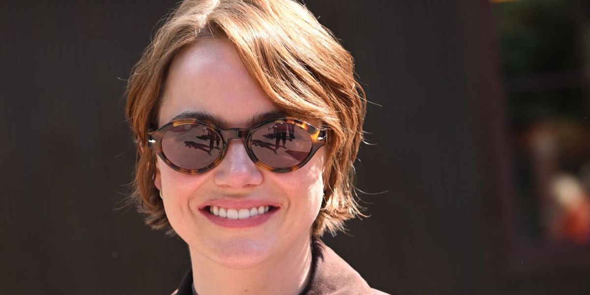 Emma Stone was seen wearing tortoiseshell Persol Loris 3378S 1052/53 oval sunglasses at the Telluride Film Festival 2025 in Colorado. Shop online now on Pretavoir